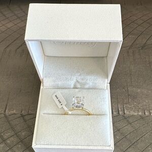 Elegant Gold Ring with Clear Stone